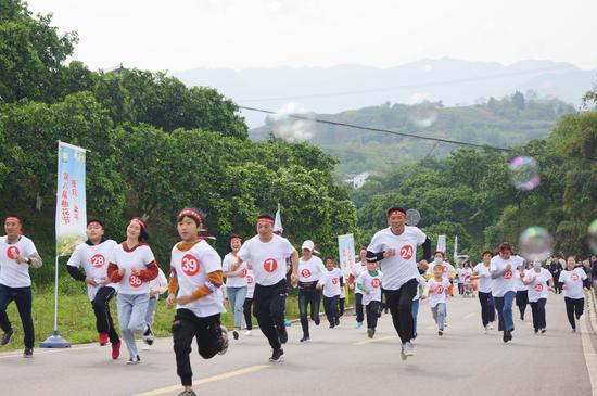 柚林乐跑品柚美食柚树管护梁平柚花节吸引游客体验柚文化